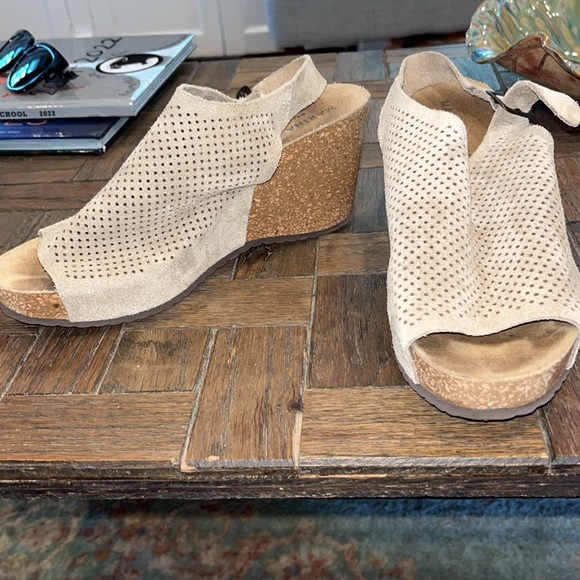 Marina Luna tan suede wedge buckle holes Beautiful sandals 39 9 - Picture 2 of 5